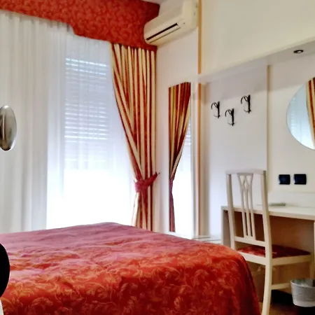 Gold Hotel-2